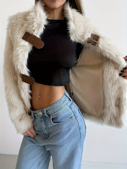 Giacca da donna in pelliccia sintetica beige con fibbie e collo alto