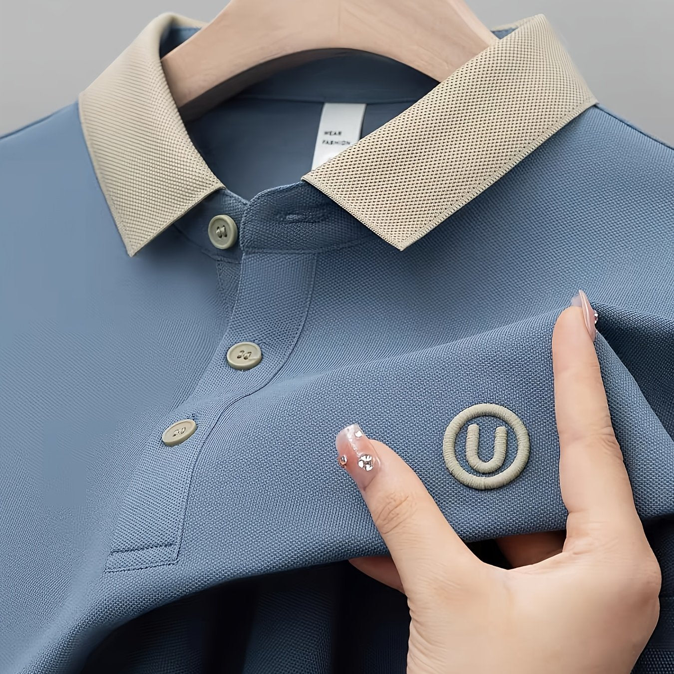 Herre poloshirt med kontrastkrave og broderet logo – stilfuld og afslappet til hverdag og fritid