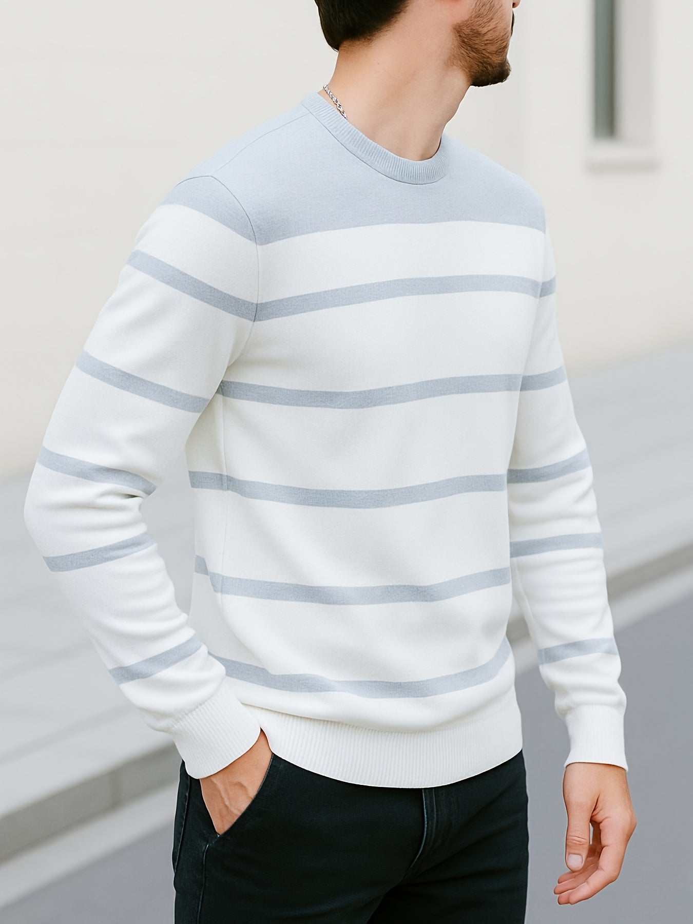 Stribet herrepullover med rund hals og farveblokdesign