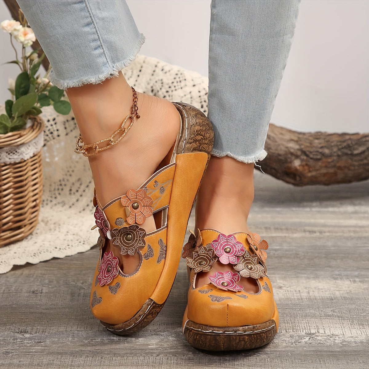 Damskie klapki na platformie z aplikacją kwiatową i koturnem – styl boho, wygodne buty na co dzień