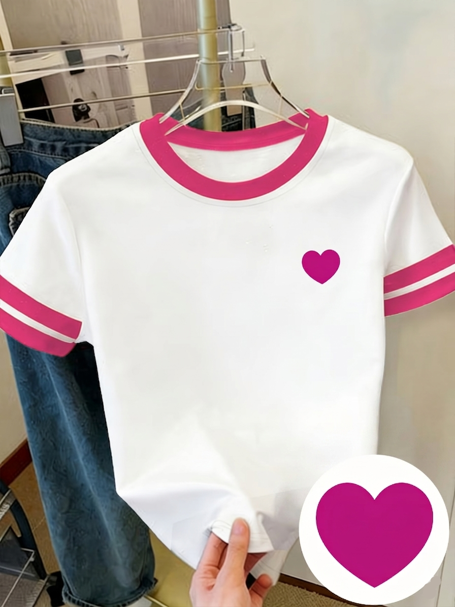 Dam T-shirt med hjärtmönster och kontrastremsor – fritidsstil för vardag och sommar