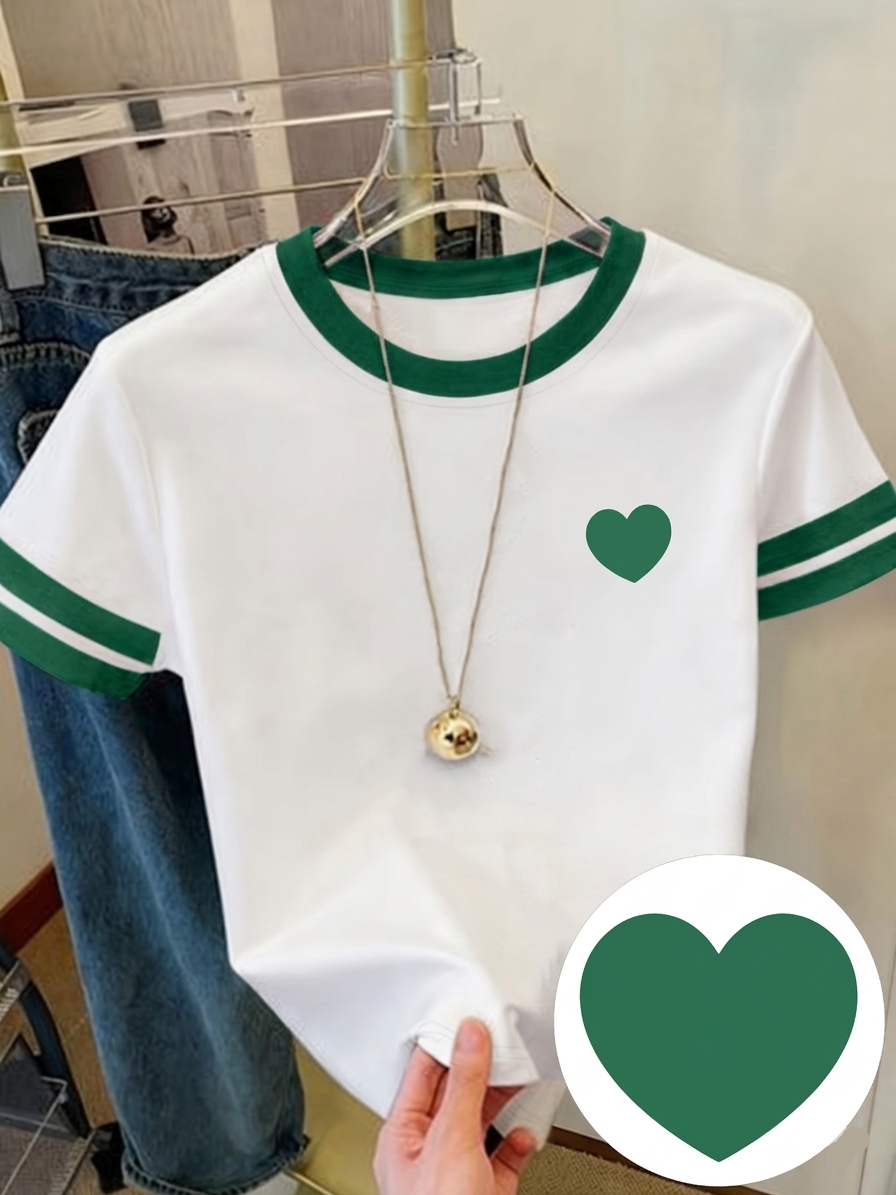 Dam T-shirt med hjärtmönster och kontrastremsor – fritidsstil för vardag och sommar