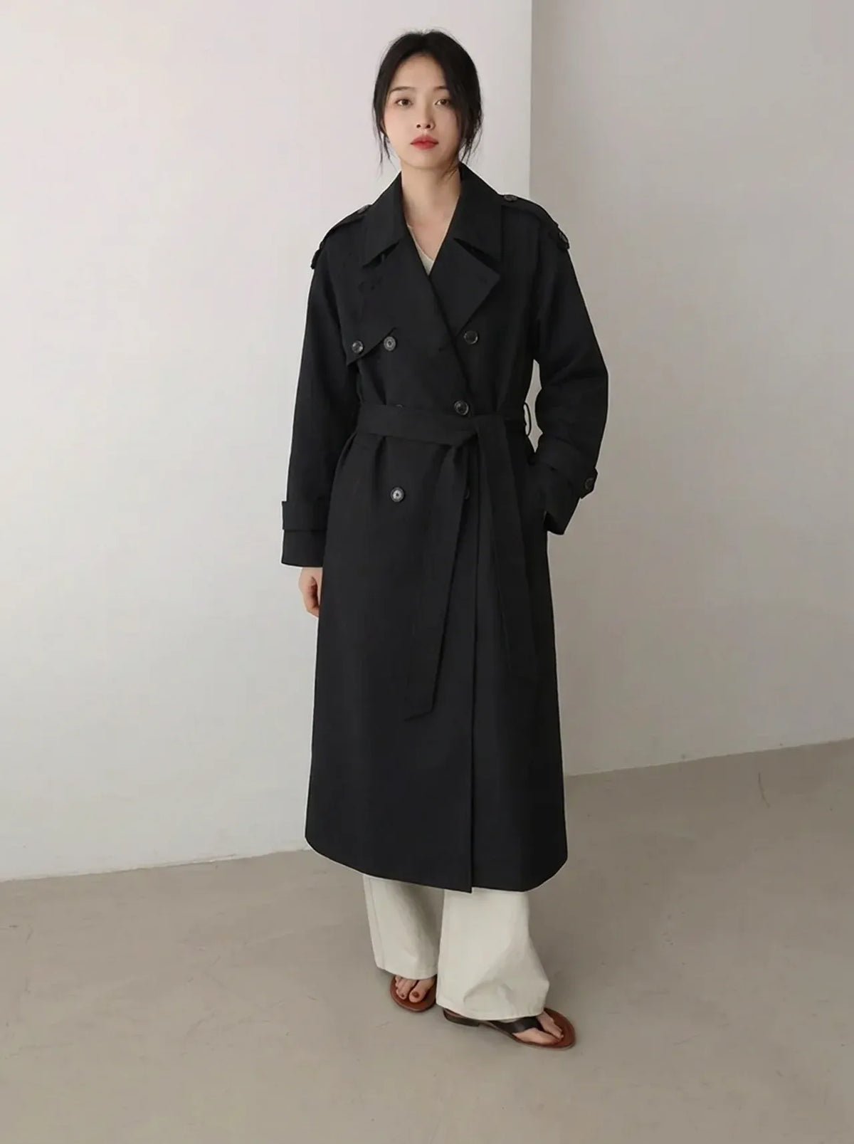 Oversized trenchcoat voor dames in maxilengte met ceintuur en epauletten
