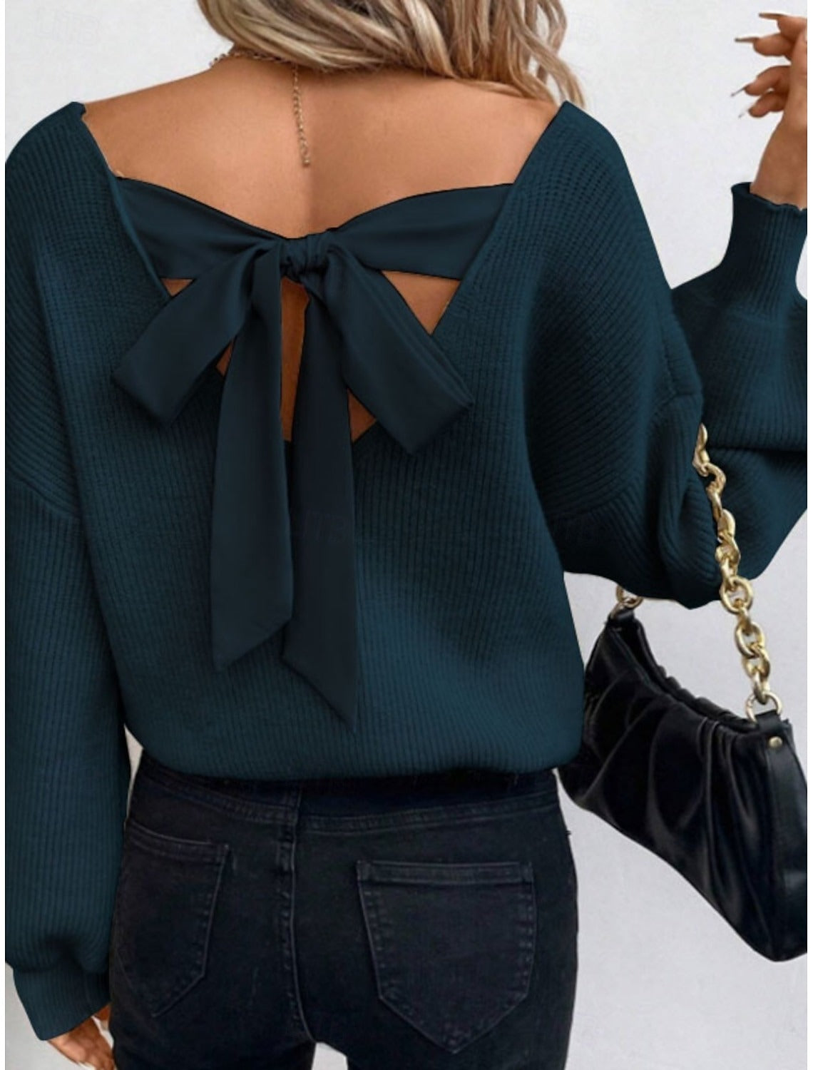 Damski sweter z wycięciem na plecach i kokardą – modny casualowy look na co dzień i wyjścia