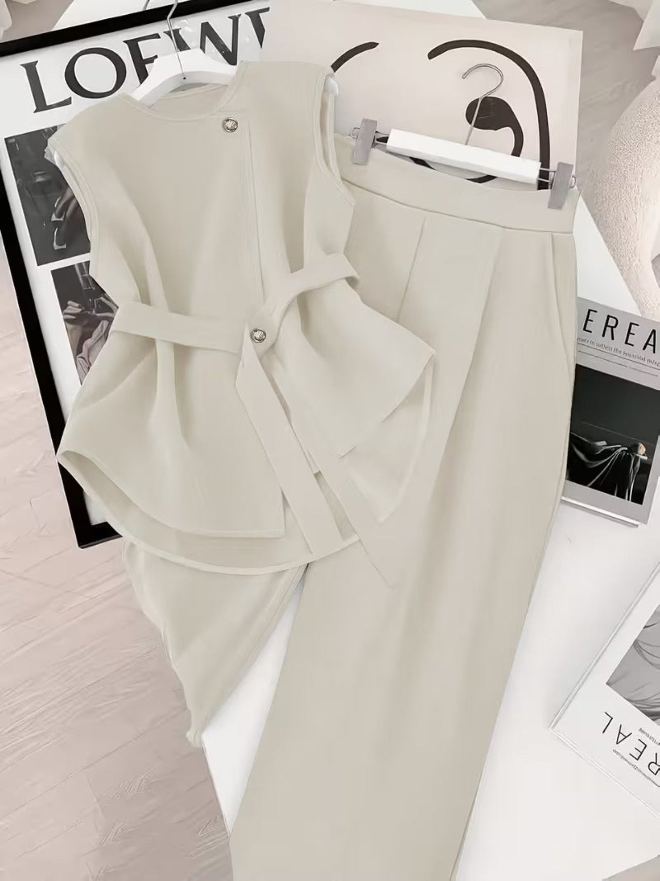 Conjunto de dos piezas para mujer – Elegante atuendo de negocios con blusa asimétrica y pantalones anchos – Moderno y estilizado para oficina y eventos