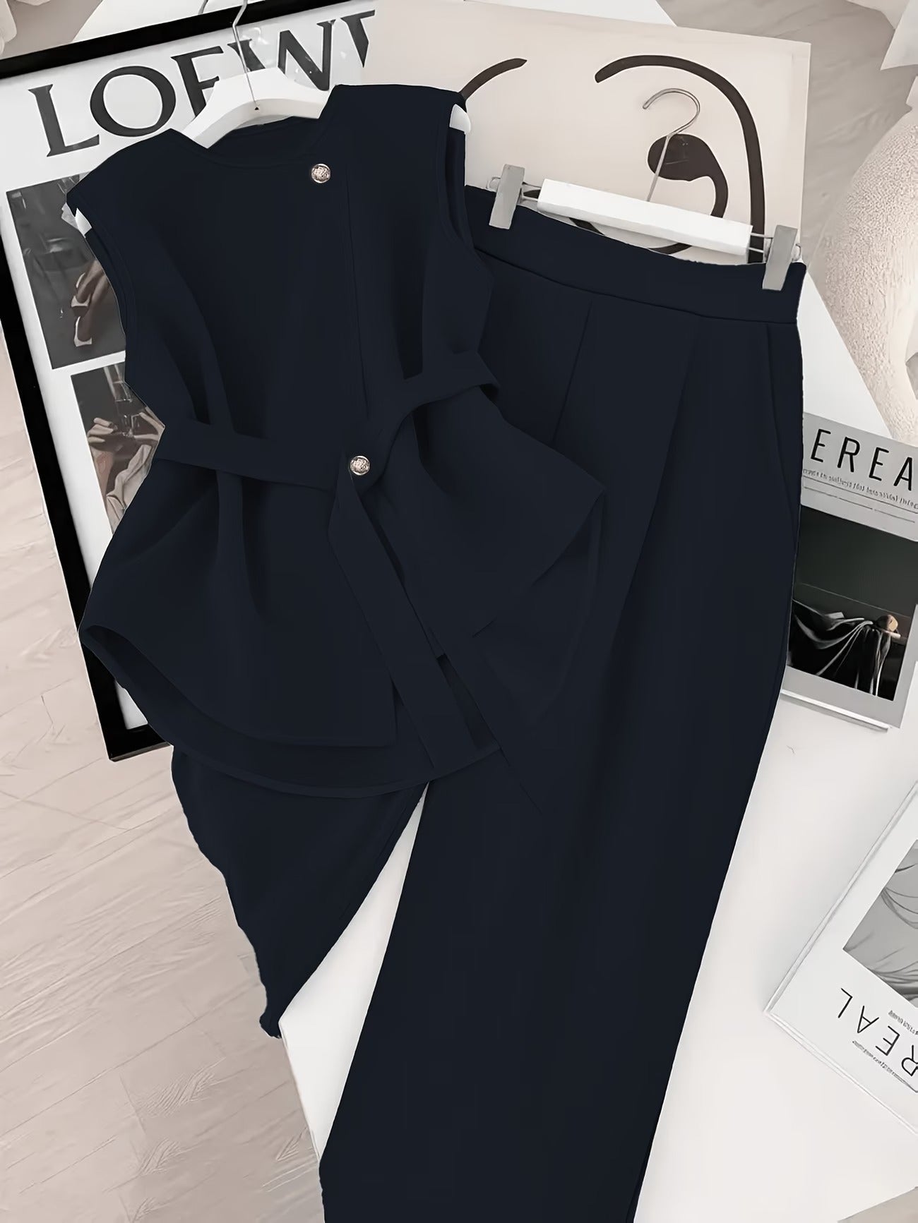 Conjunto de dos piezas para mujer – Elegante atuendo de negocios con blusa asimétrica y pantalones anchos – Moderno y estilizado para oficina y eventos