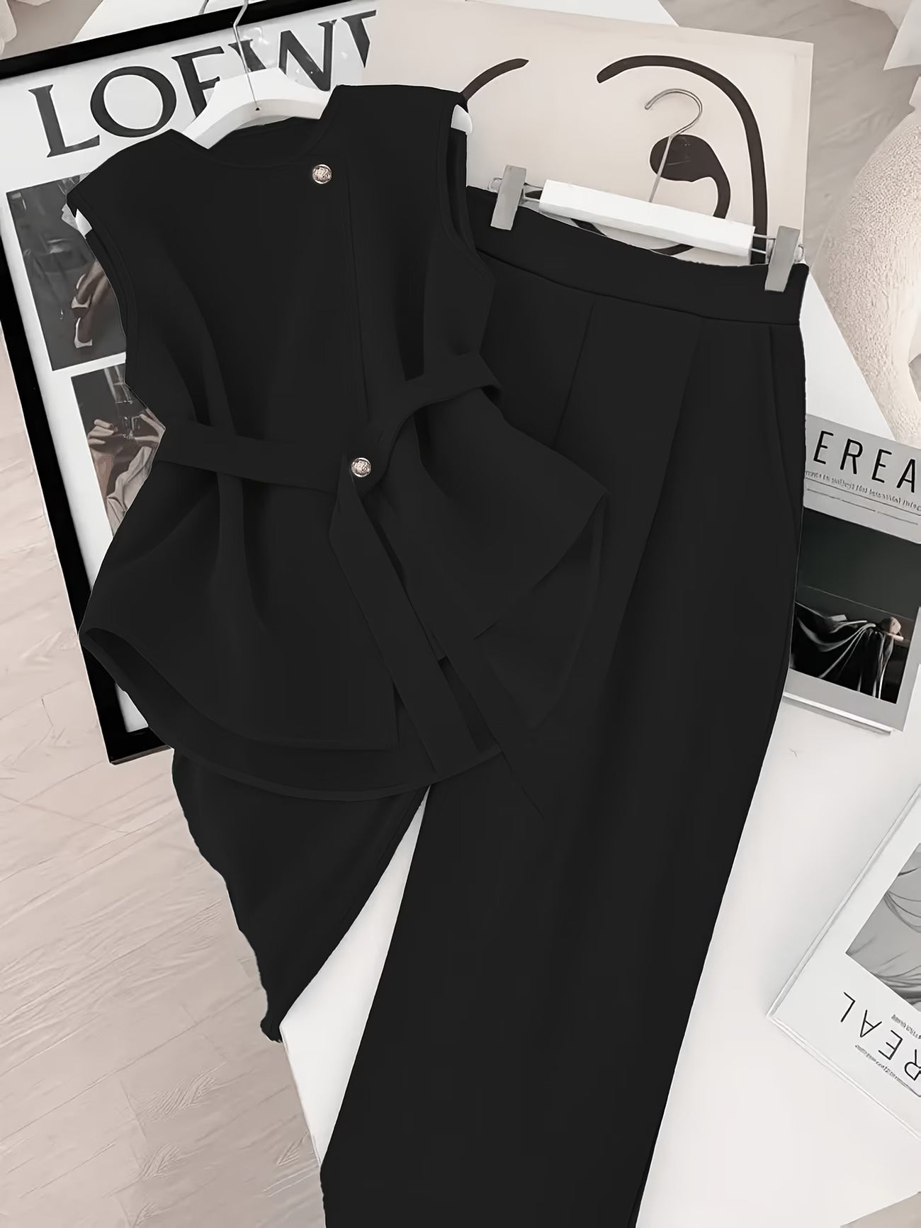 Conjunto de dos piezas para mujer – Elegante atuendo de negocios con blusa asimétrica y pantalones anchos – Moderno y estilizado para oficina y eventos