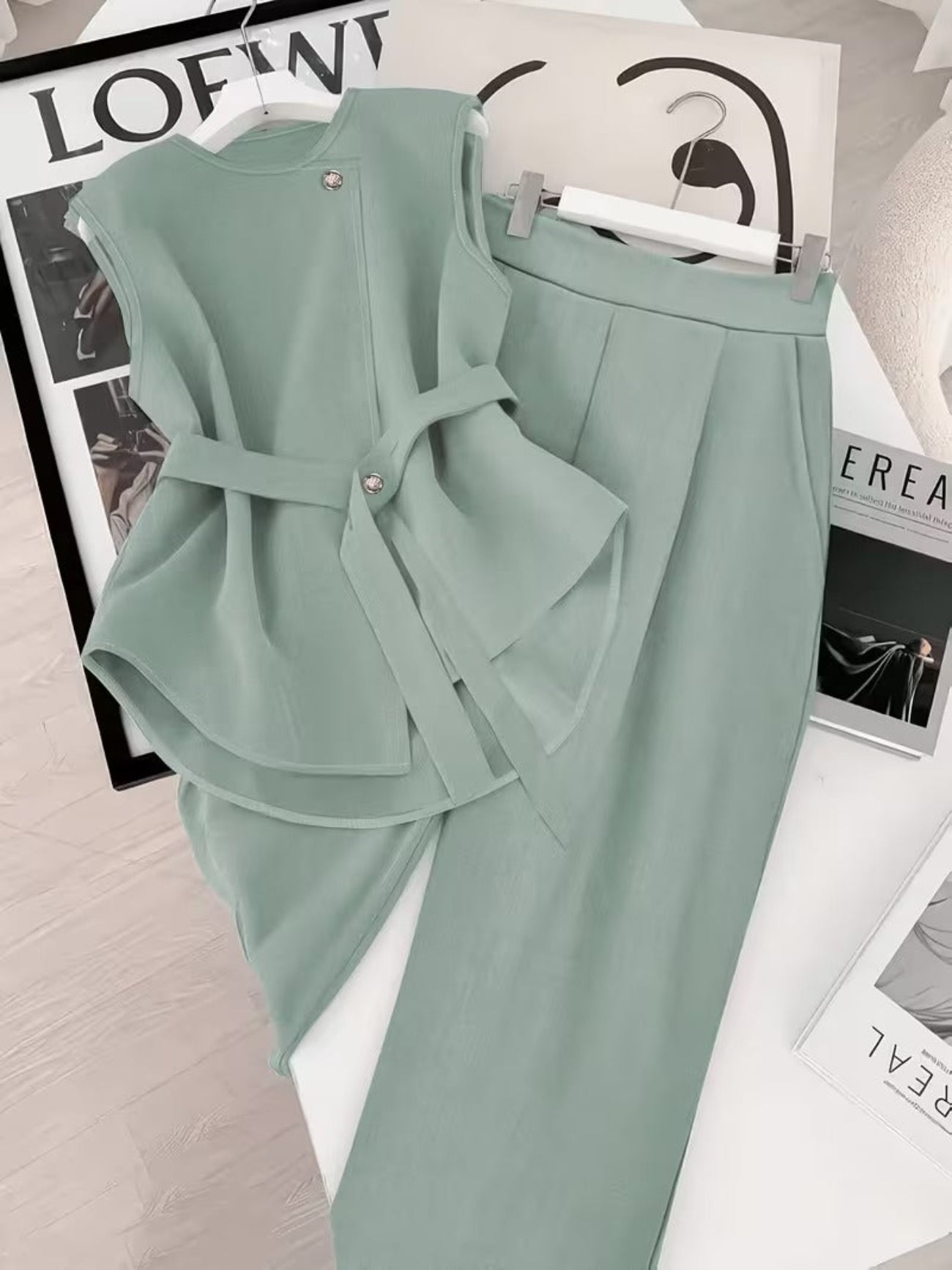 Conjunto de dos piezas para mujer – Elegante atuendo de negocios con blusa asimétrica y pantalones anchos – Moderno y estilizado para oficina y eventos