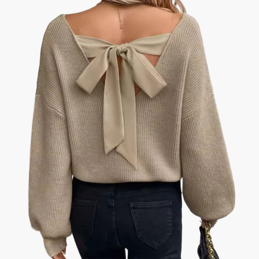 Damski sweter z wycięciem na plecach i kokardą – modny casualowy look na co dzień i wyjścia