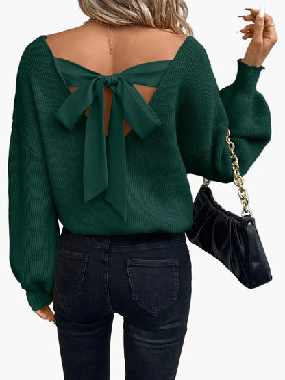 Damski sweter z wycięciem na plecach i kokardą – modny casualowy look na co dzień i wyjścia