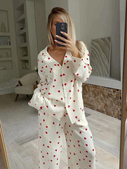 Damen Pyjama Set mit Herzmuster – Lockere Nachtwäsche für gemütliche Abende