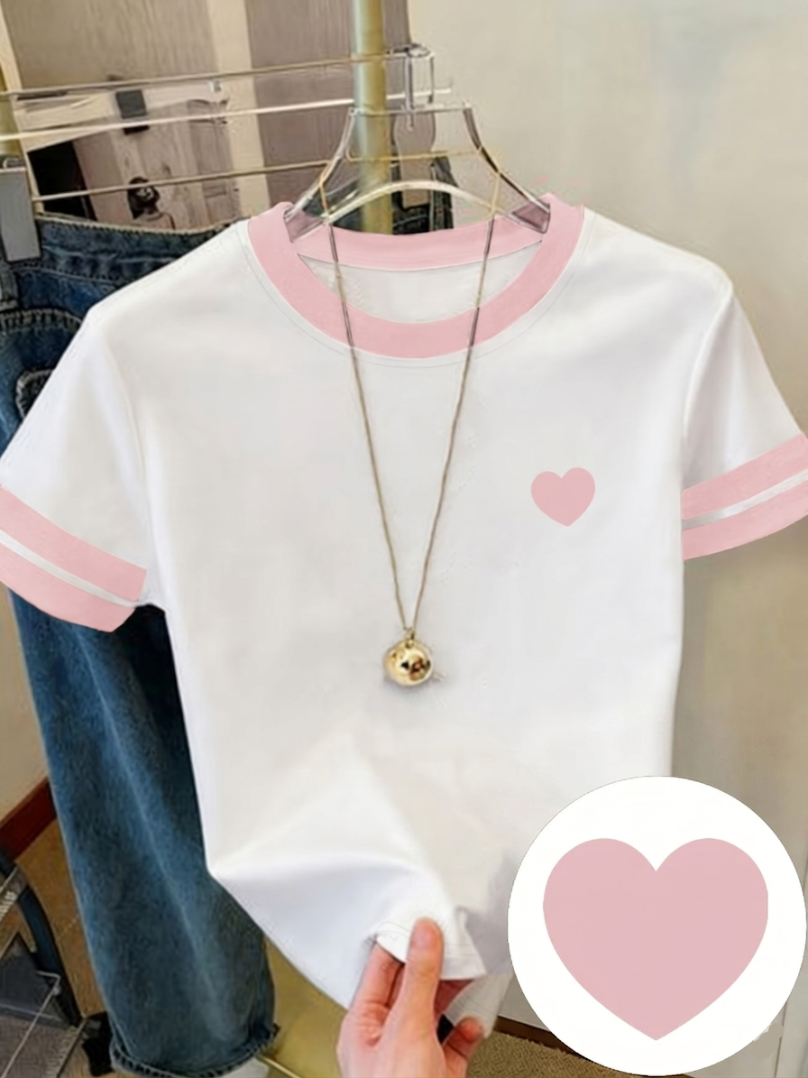 Dam T-shirt med hjärtmönster och kontrastremsor – fritidsstil för vardag och sommar