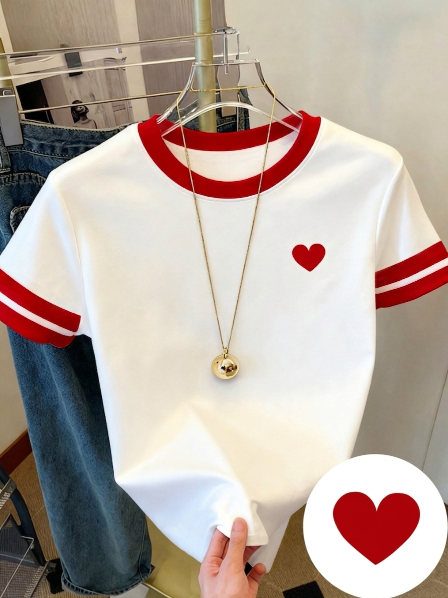 Dam T-shirt med hjärtmönster och kontrastremsor – fritidsstil för vardag och sommar