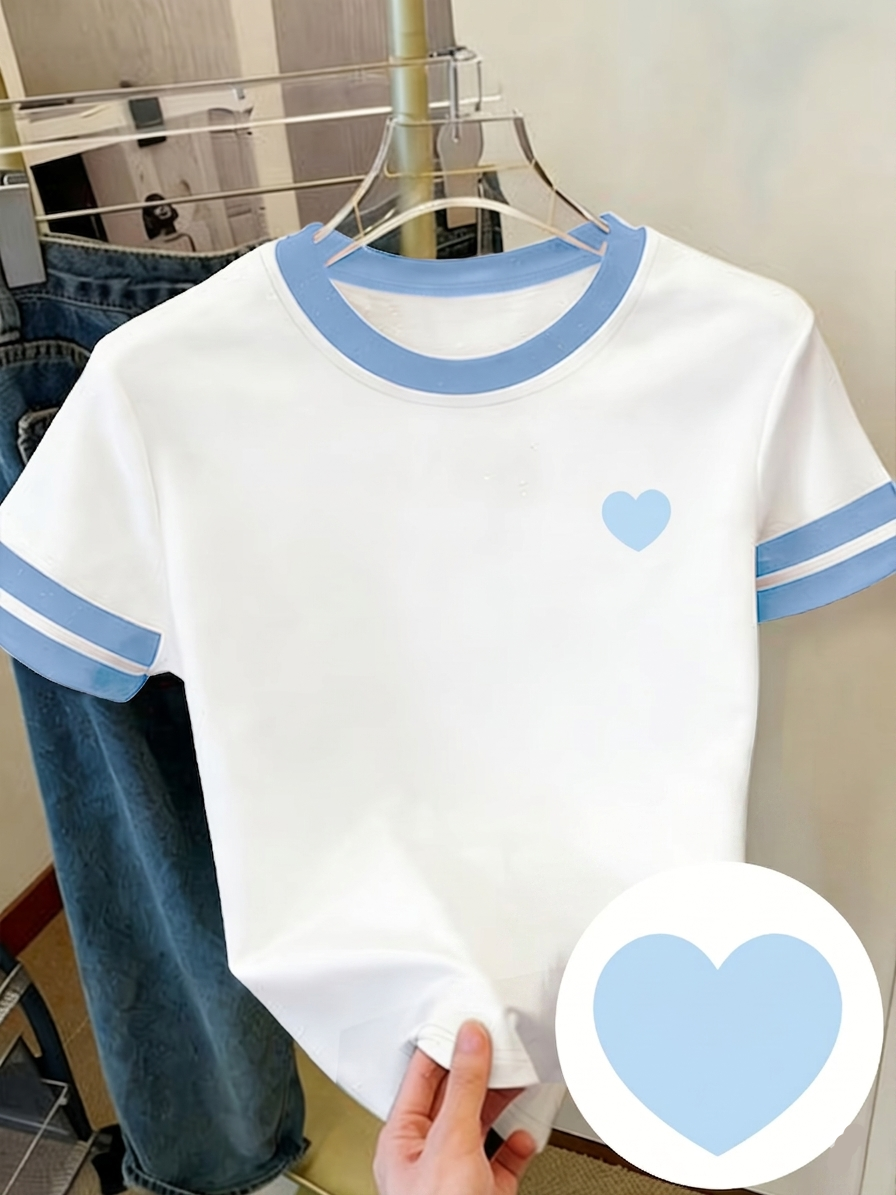 Dam T-shirt med hjärtmönster och kontrastremsor – fritidsstil för vardag och sommar