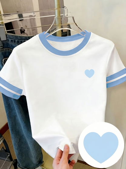 Dam T-shirt med hjärtmönster och kontrastremsor – fritidsstil för vardag och sommar