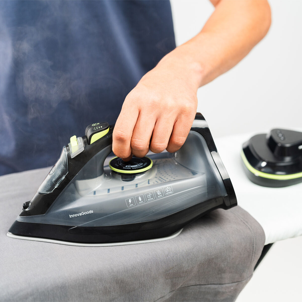 Snoerloos stoomstrijkijzer 2-in-1, 2400 W, keramische zool