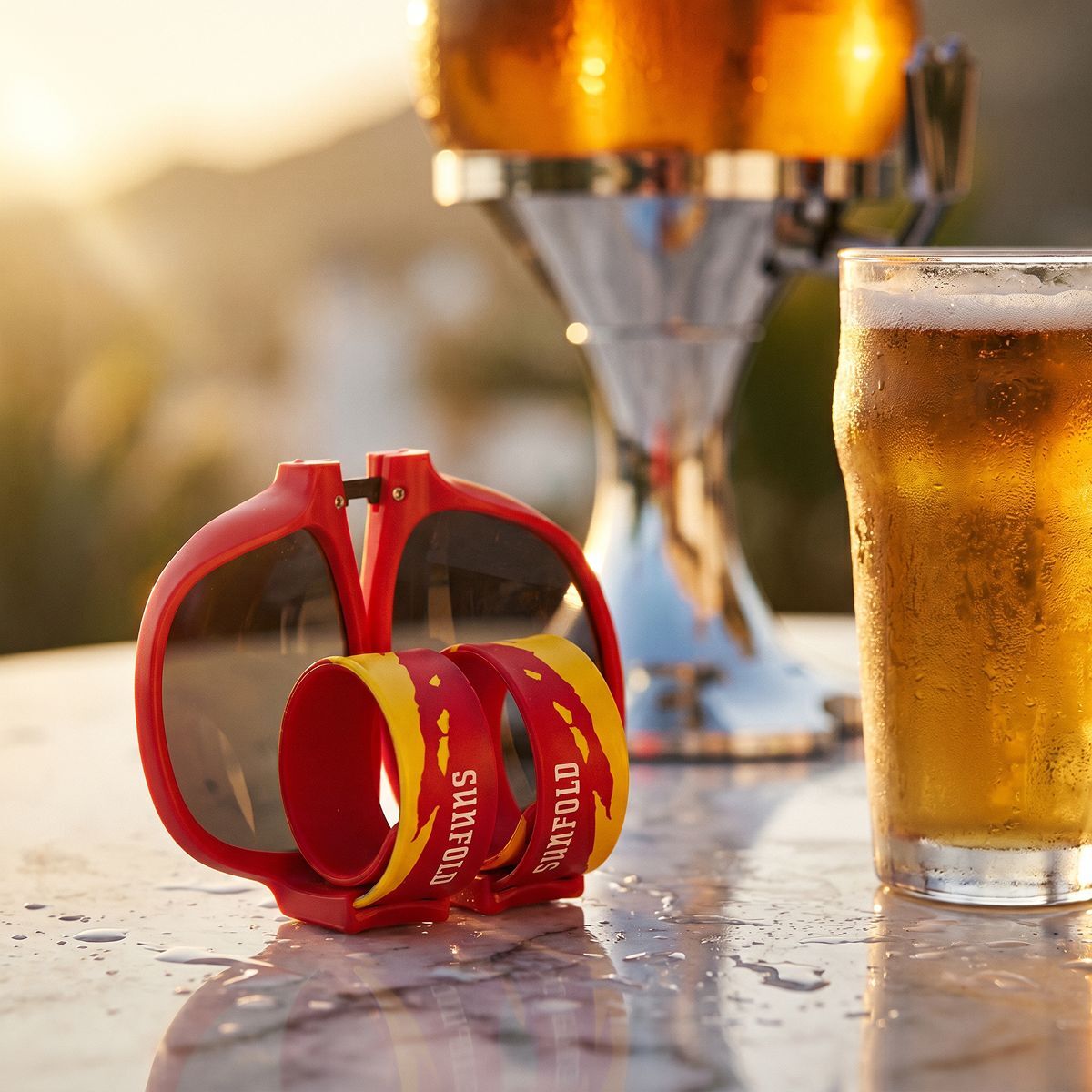 Bierdispenser met koeling 3,5 liter inclusief 2 opvouwbare zonnebrillen rood